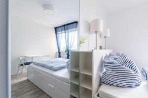 - une chambre avec 2 lits et un miroir dans l'établissement Kuschelige Ferienwohnung mit WLAN & Privatparkplatz, à Kaiserslautern