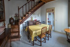 a kitchen and dining room with a table and chairs at Casa com Quinta Tradicional in Pico da Pedra