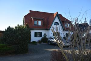 een huis met een auto op een oprit bij Anne Marie in Barendorf