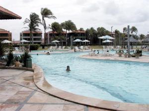 - une personne dans la piscine d'un complexe dans l'établissement Aquaville Resort Porto Das Dunas block 63, à Aquiraz