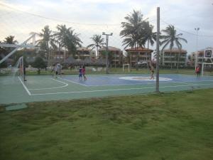 Tennis ja/või seinatennis majutusasutuses Aquaville Resort Porto Das Dunas block 63 või selle läheduses +3 fotot