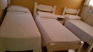- 2 lits dans une chambre avec 2 chaises dans l'établissement Aquaville Resort Porto Das Dunas block 63, à Aquiraz