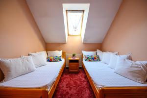 Postel nebo postele na pokoji v ubytování Family Hotel Chichin + 37 fotografií