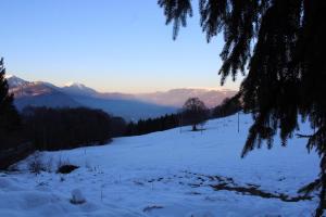 PradaにあるResidenza il boscoの遠方の山々が雪に覆われた坂道