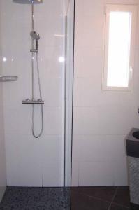 eine Dusche mit Glastür im Bad in der Unterkunft HAGAY 1822 in Fréjus
