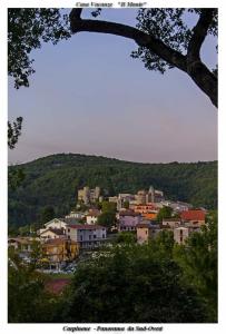 vista su una città con una montagna sullo sfondo di Carpinone Monte a Carpinone