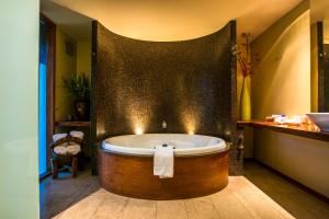een badkamer met een groot bad en een wastafel bij Hepburn Spa Pavilions in Hepburn Springs
