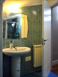 a bathroom with a sink and a mirror at Salamanca Centro Apartamentos in Salamanca