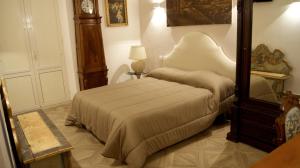 塔兰托La Maison的带床和大镜子的卧室