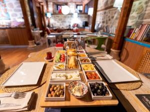- une table avec plusieurs plateaux de nourriture dans l'établissement Hich Hotel Konya, à Konya