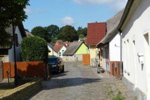 eine Straße in einer Stadt mit Häusern und Auto in der Unterkunft Kamminke - Uns lütt Hus in Kamminke
