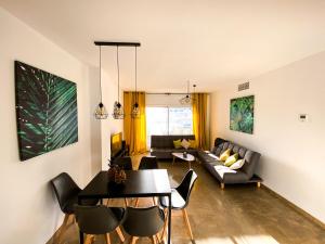 een woonkamer met een tafel en een bank bij Beautiful New Apartment with Sea View in Castillo de Sabinillas