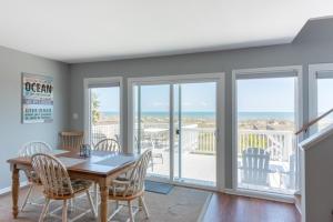 ein Esszimmer mit Tisch und Stühlen und dem Meer in der Unterkunft Blue Bayou in Folly Beach + 30 Fotos