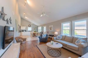 ein Wohnzimmer mit Sofa und Tisch in der Unterkunft Blue Bayou in Folly Beach