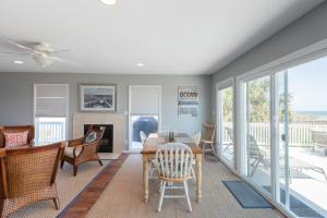 ein Wohnzimmer mit Tisch und Stühlen in der Unterkunft Blue Bayou in Folly Beach