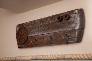 una señal de madera colgada en una pared con aigunigun en Suite por los caminos del vino en Mendoza