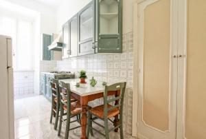 Kuhinja oz. manjša kuhinja v nastanitvi Roman Apartment
