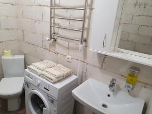 a bathroom with a washing machine and a sink at Квартира посуточно в Ужгороде in Uzhhorod