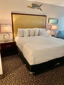 Säng eller sängar i ett rum på Morro Shores Inn And Suites