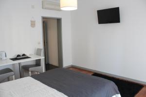 Un pat sau paturi într-o cameră la Colina Guesthouse - Braga