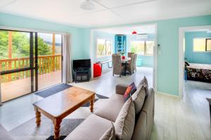 TV a/nebo společenská místnost v ubytování Kiwi Call Cottage