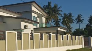 une clôture blanche devant une maison dans l'établissement Villa DSelasih Homestay @UMT UNISZA, à Kuala Terengganu