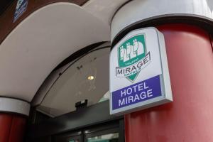 un signe haché de l'hôtel sur le côté d'un bâtiment dans l'établissement Hotel Mirage Sure Hotel Collection by Best Western, à Milan