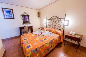 a hotel room with a bed and a table at Arisa in Oaxaca City