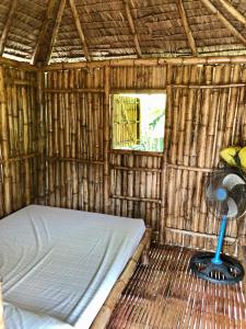 Posto letto in camera di bambù con ventilatore. di Sharky Hostel Oslob a Oslob