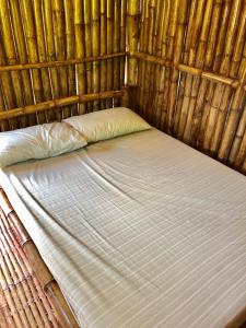 Кровать или кровати в номере Sharky Hostel Oslob
