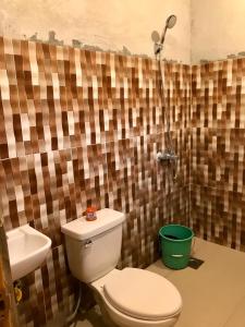 un bagno con un water e un lavandino di Sharky Hostel Oslob a Oslob Altre 37 foto