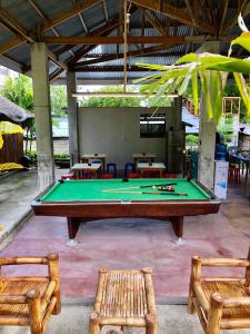 Piljardilaud majutusasutuses Sharky Hostel Oslob