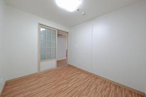 Habitación vacía con paredes blancas y suelo de madera. en Ocean 2 You Resort Seorak Beach Hotel & Condo, en Sokcho