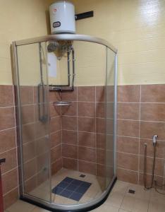 Nabalu Kundasang في Kampong Kundassan: كشك دش في حمام مع مرحاض