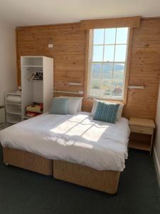 una camera da letto con un letto grande con una finestra di Sponars Chalet a Perisher Valley
