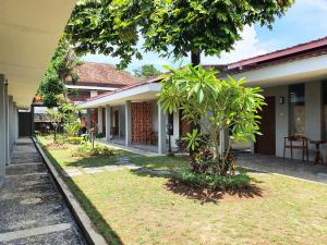 Sanur Agung Suite外面的花园
