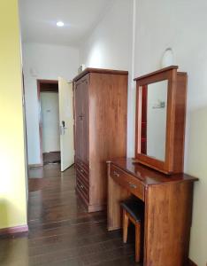 a bathroom with a wooden desk and a mirror at Nabalu Kundasang in Kampong Kundassan