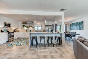 een keuken met een groot eiland met barkrukken bij Peaceful Palms Permit# 4341 in Palm Springs