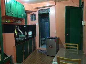 Majoituspaikan Colorful Transient House for Baguio Encounter_new keittiö tai keittotila