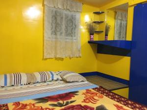 Vuode tai vuoteita majoituspaikassa Colorful Transient House for Baguio Encounter_new