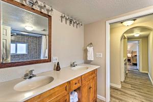Ένα μπάνιο στο Quaint Home about 2 Mi to Colorado Mesa University +18 φωτογραφίες