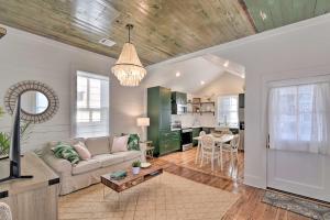 ein Wohnzimmer mit einem Sofa und einem Tisch in der Unterkunft Bright Galveston Cottage Close to Beach and Strand in Galveston