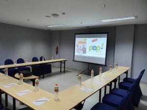 Zona de afaceri și/sau sala de conferințe de la POP! Hotel Diponegoro