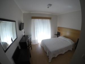 Uma TV ou centro de entretenimento em Hotel Covilhã Jardim