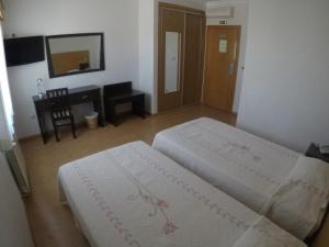 Cama ou camas em um quarto em Hotel Covilhã Jardim