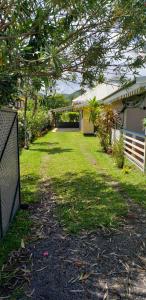 un cortile con recinto accanto a una casa di TEREVAA 2 a Fare (Huahine Nui)