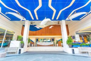 Bazén v ubytování Hotel Clover Patong Phuket - SHA Plus nebo v jeho okolí