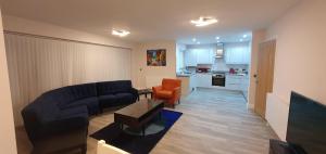 - un salon avec un canapé et une table dans l'établissement Garland Modern Spacious Apartment, Brentwood 1, à Brentwood