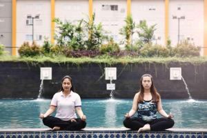 Asiakkaita majoituspaikassa Vega Hotel Gading Serpong