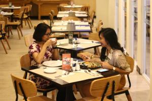 Asiakkaita majoituspaikassa Vega Hotel Gading Serpong